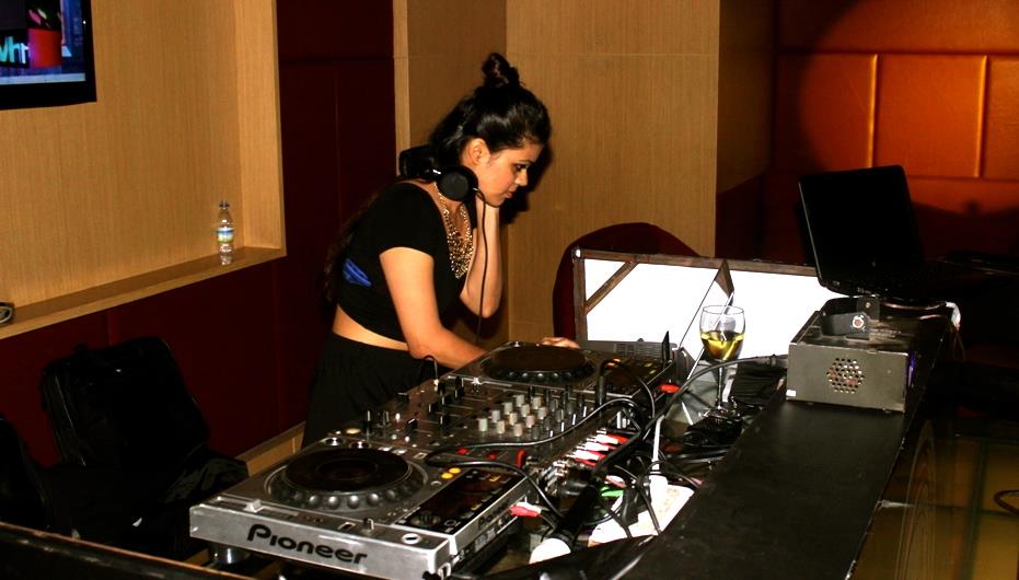 female disco jockey amritsar